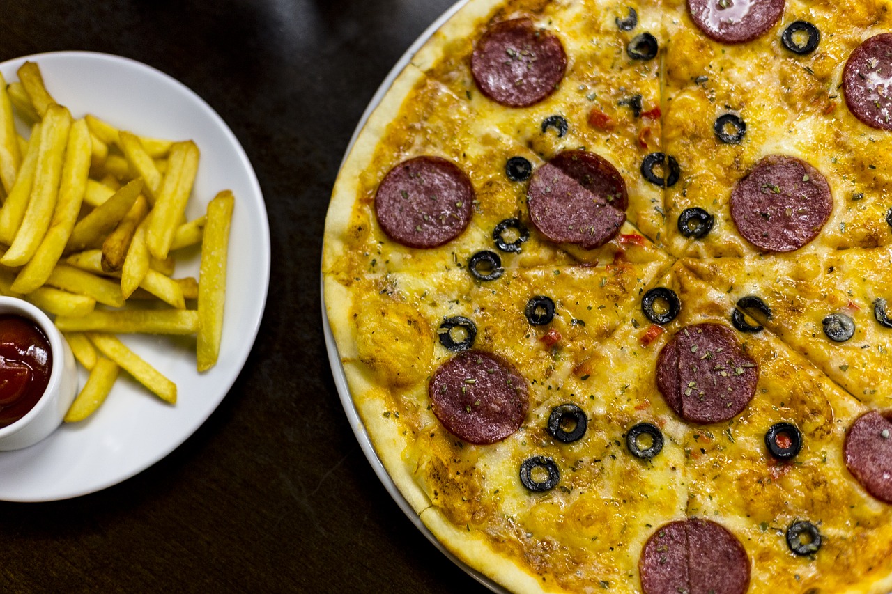 Polskie miasta wyglądają coraz lepiej – catering z dowozem Warszawa – pizzeria 24h. Pizza nocą
