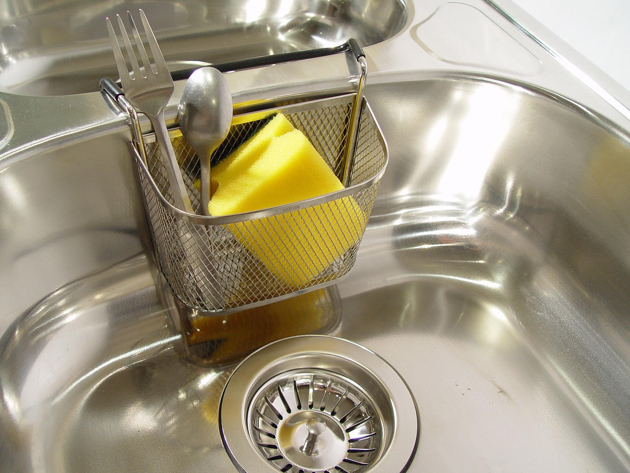 Urządzenia ze stali nierdzewnej – niezbędne w każdej restauracyjnej kuchni. Stoły ze zlewem nierdzewka, szafki i inne urządzenia ze stali nierdzewnej